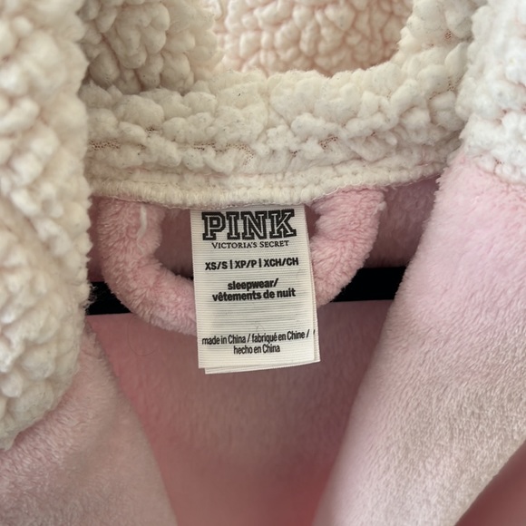 🩷VS PINK Hooded Short Robe🩷 - Picture 4 of 4